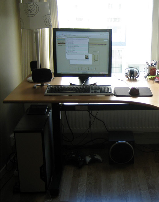m_soderlund_desk_0603.jpg
