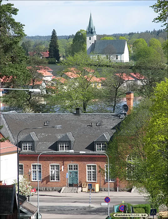 Gnesta, stationshus och kyrka.jpg