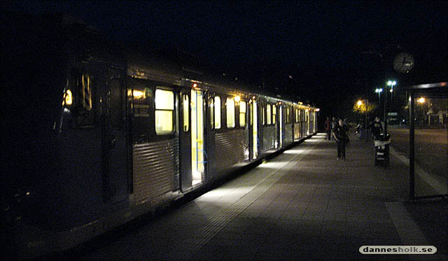 Pendeltågsperrong by night.jpg