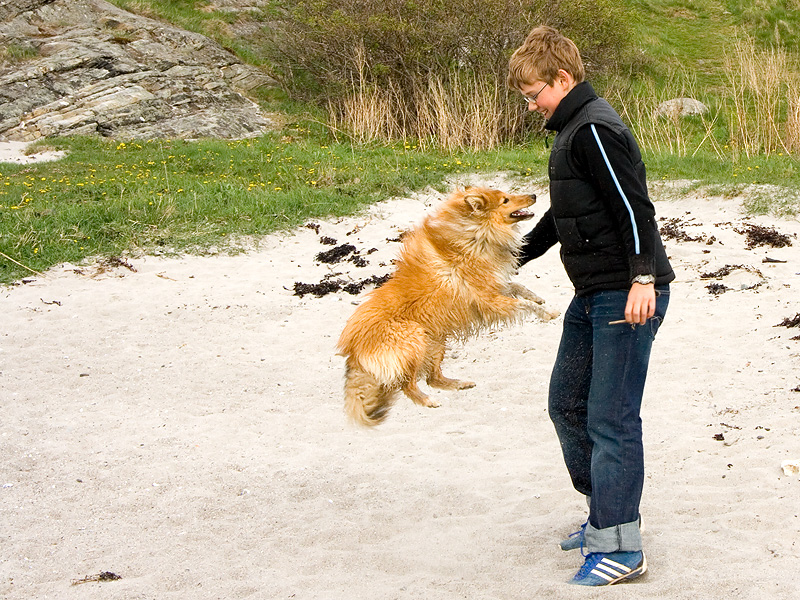 Allan hoppar med Pontus.jpg