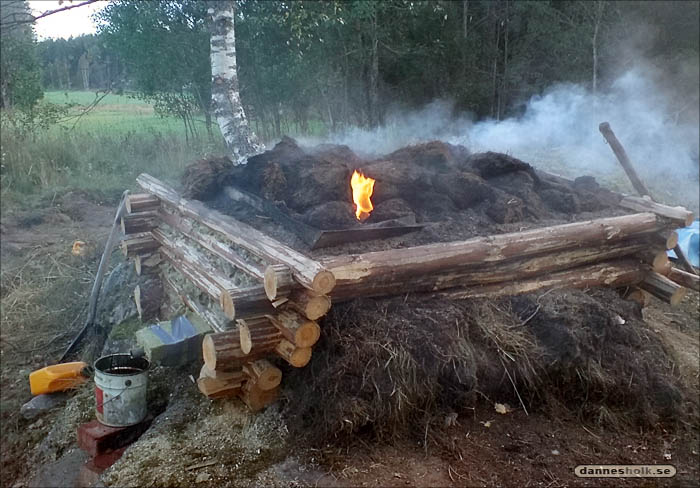 Kolets och tjärans dag - tjärframställning.jpg