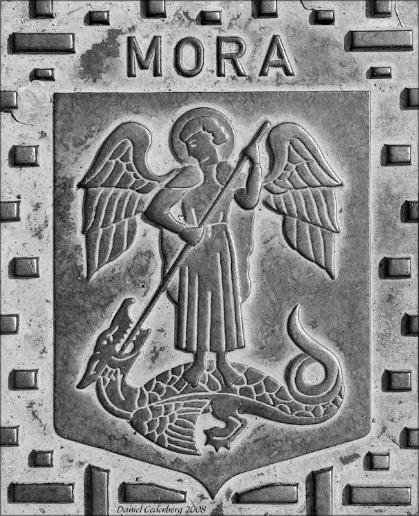 Dalarna 2008 - Mora 01 - Drakdödarbrunnslock.jpg