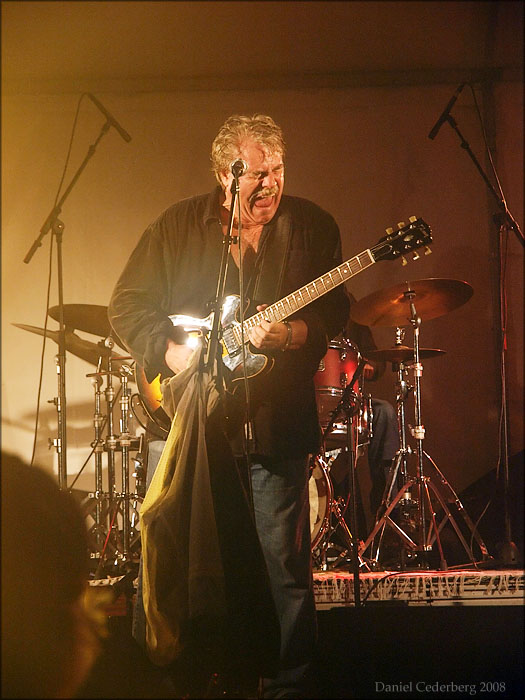 Pumpstocksfestivalen 2008 - Roffe Wikström 02 - Gitarrkliande.jpg