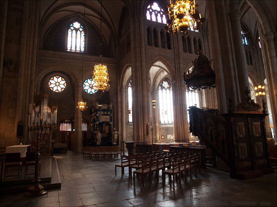I arns fotspår - Skara domkyrka inuti.jpg