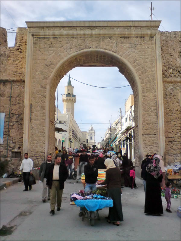 Libyen - Tripoli 07 - Shoppinggataingång.jpg