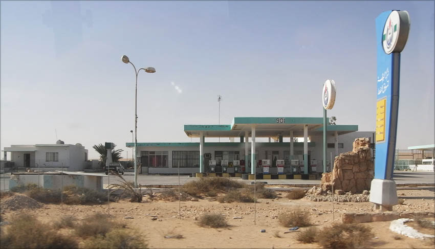 Libyen - Ras Lanuf 01 - Bensinstation.jpg