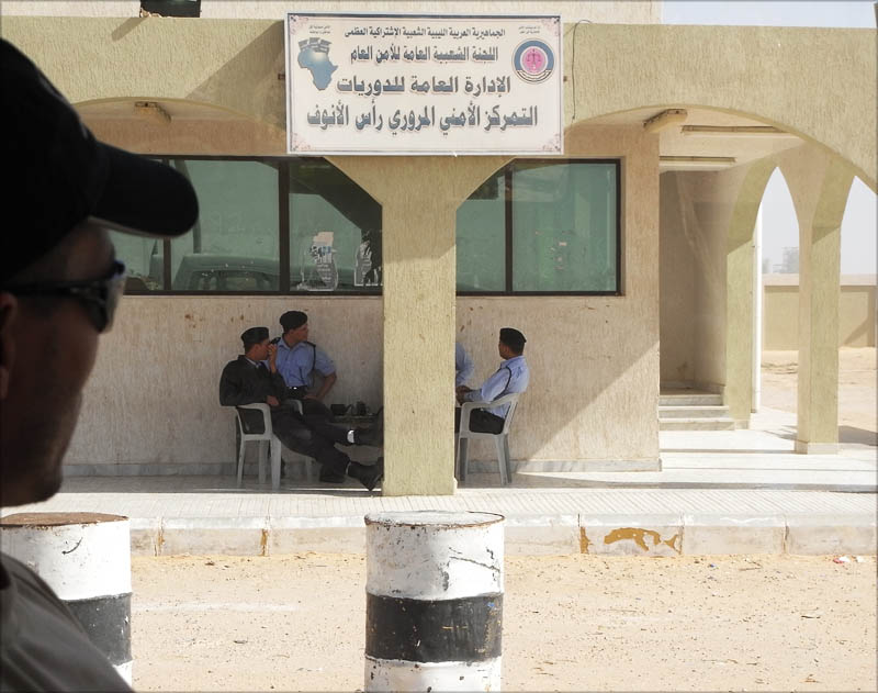 Libyen - Ras Lanuf 02 - Vägstation.jpg